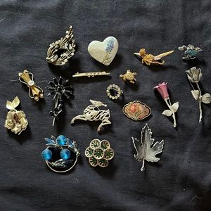LOT OF VINTAGE BROOCHES